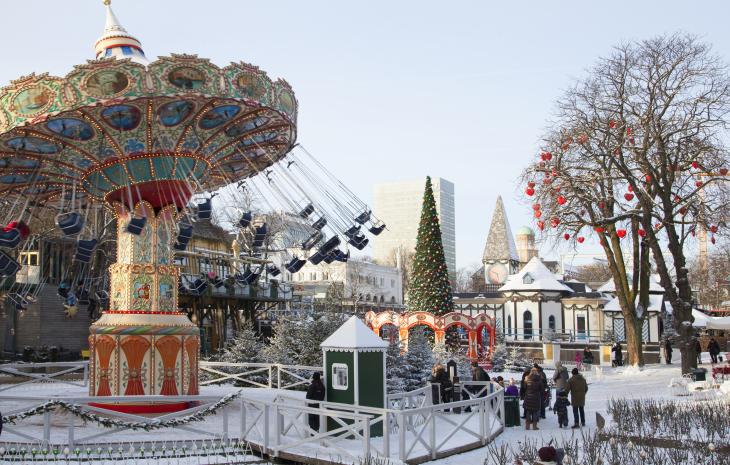 En gammeldags karusell på tivoli i Köpenhamn under vintertid