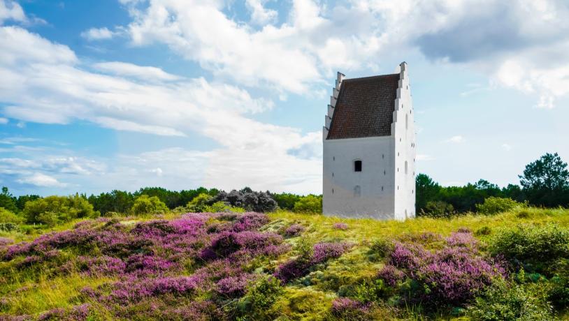 Hvit kirke i naturen. Den Tilsandede Kirke i Skagen