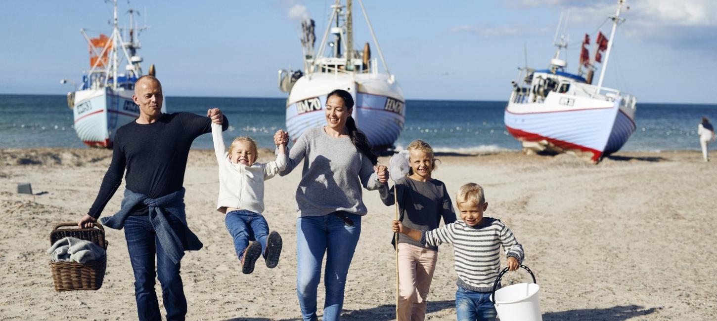 Familie leker på stranden på Thorup strand