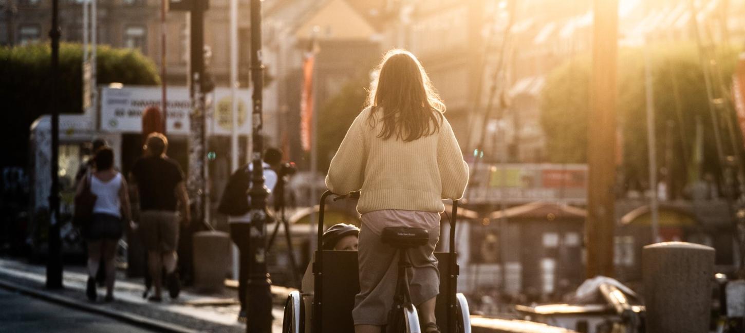 Kvinne på lastesykkel i København