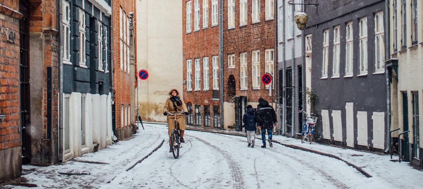 syklister is snøen i gatene i København på vinteren