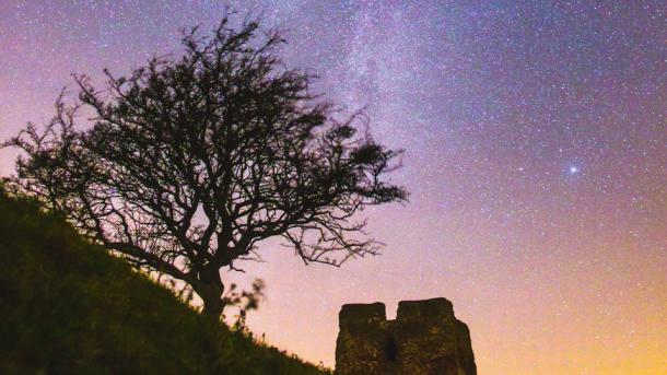 Stjernehimmel over Kalø Slotsruin i Mols Bjerg Nationalpark.