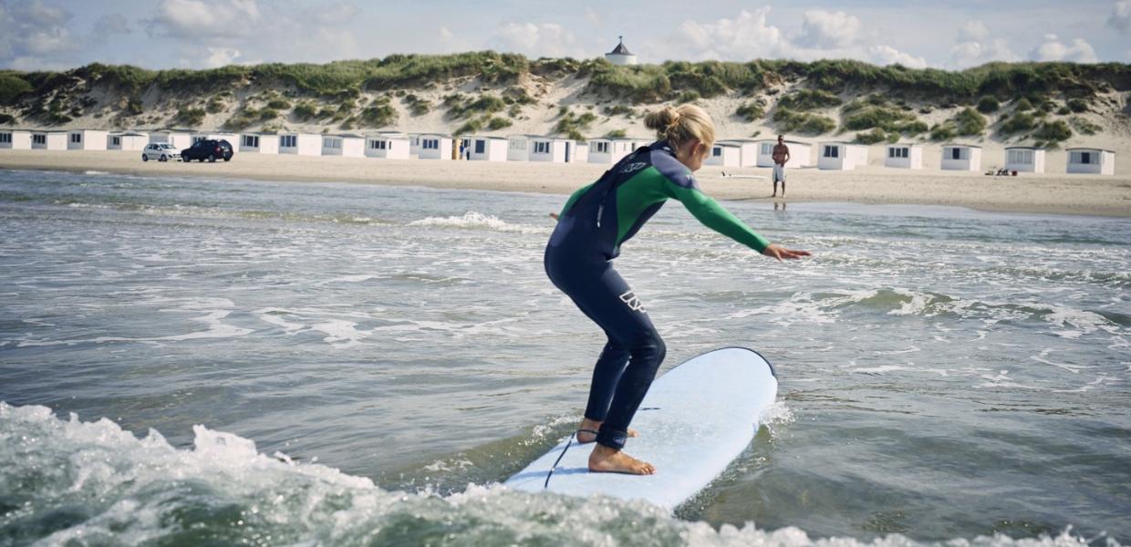 Pige surfer ved Løkken strand