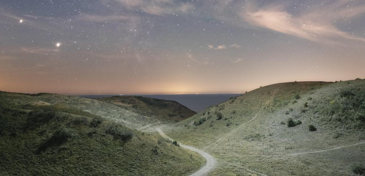 Sternenklarer Nachthimmel über der dänischen Insel Samsø