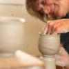 Een pottenbakker maakt keramiek in Skælskør in West-Seeland in Denemarken