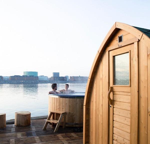 Par som bader i stampe og sauna på CopenHot i Copenhagen