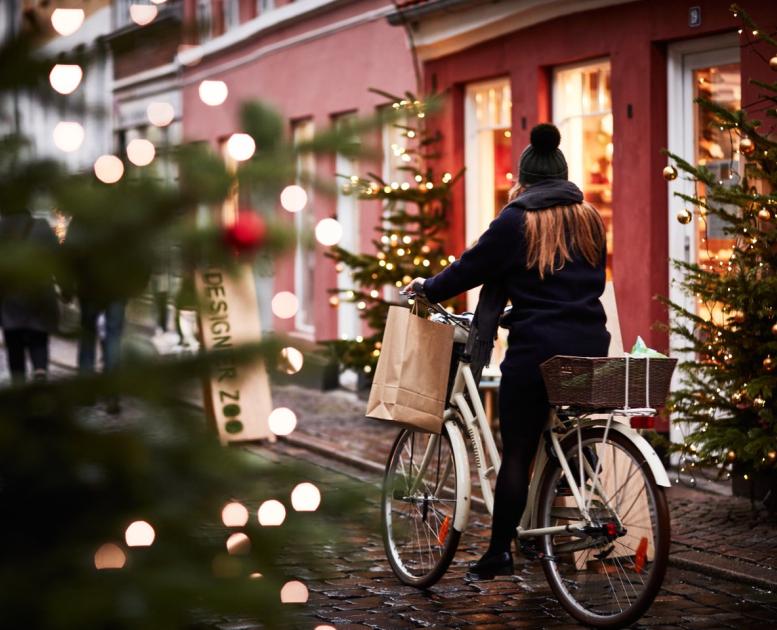 Jente på sykkel i Aarhus by pyntet til jul